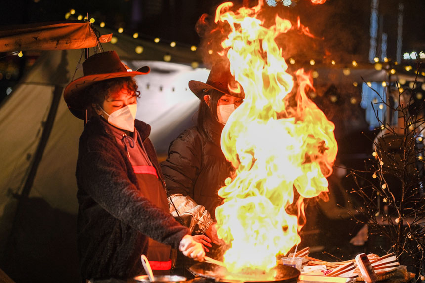 集市上，一場色香味俱全的“燒烤表演”正在進行。郭旭攝