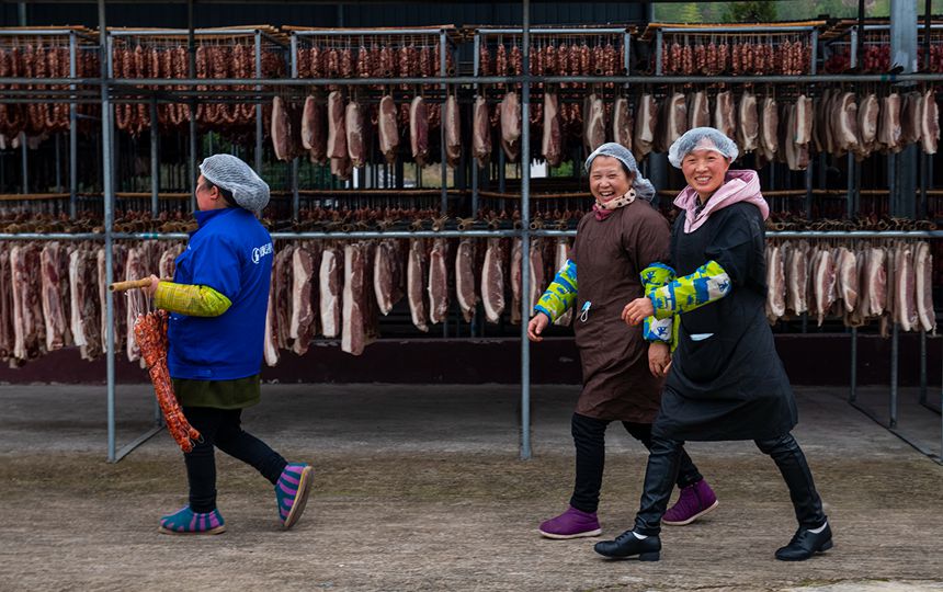 村民在寒風中忙晾曬。?冉孟軍攝