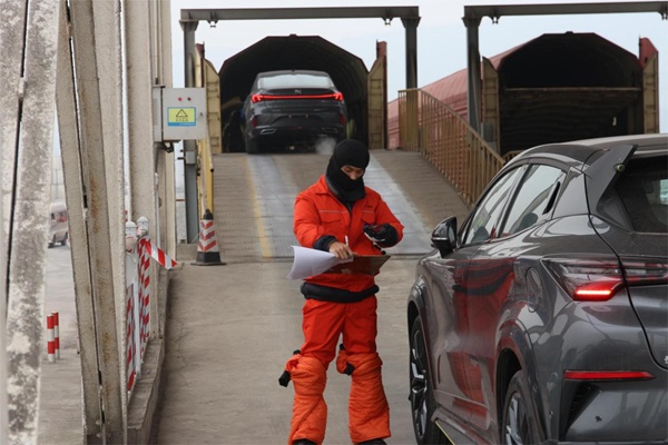 工作人員核驗車輛信息。重慶港海關供圖