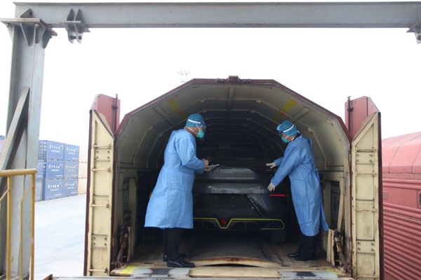 重慶海關所屬重慶港海關關員開展現(xiàn)場監(jiān)裝。重慶港海關供圖