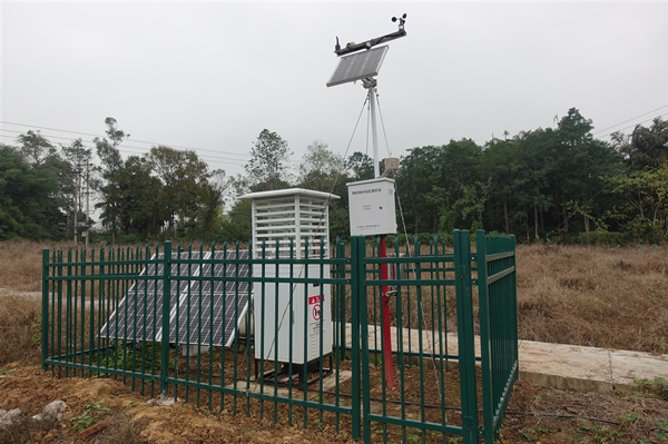 北碚區(qū)智慧柑桔示范園內(nèi)的物聯(lián)網(wǎng)環(huán)境監(jiān)測(cè)系統(tǒng)。胡毓恒攝