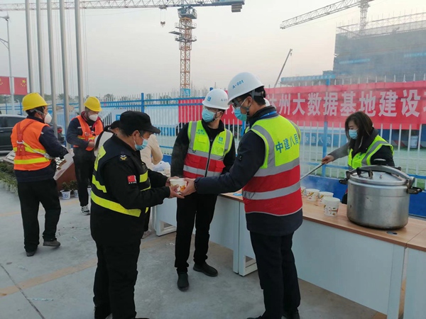 達(dá)州大數(shù)據(jù)基地建設(shè)項(xiàng)目工人們正在喝羊肉湯。中建八局供圖