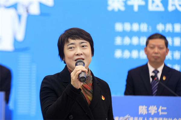 梁平區(qū)委常委、宣傳部部長(zhǎng)、區(qū)委新聞發(fā)言人曹玲回答市民提問。向成國(guó)攝