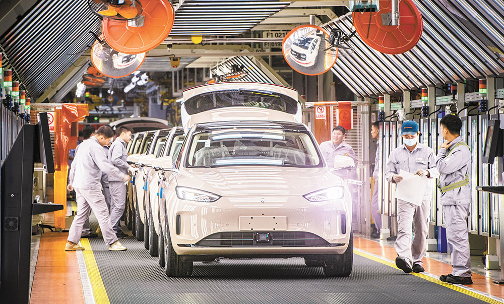 位于兩江新區(qū)魚復(fù)新城的賽力斯汽車兩江智慧工廠總裝車間，工作人員在最終線對(duì)新能源汽車進(jìn)行外觀、內(nèi)飾等檢查。（攝于10月29日）記者 張錦輝 攝/視覺重慶