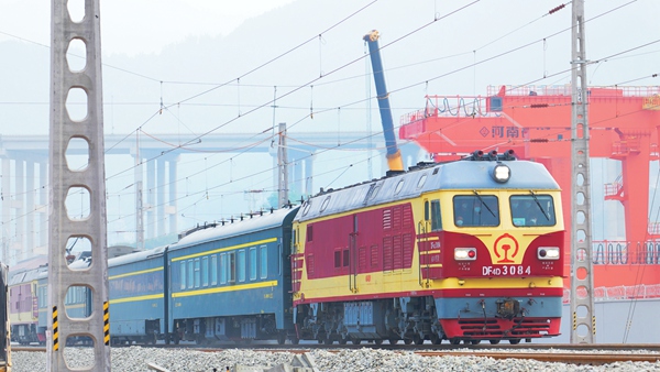 列車通過宜萬鐵路萬州新田港鐵路集疏運中心鐵路新田站。冉杰攝