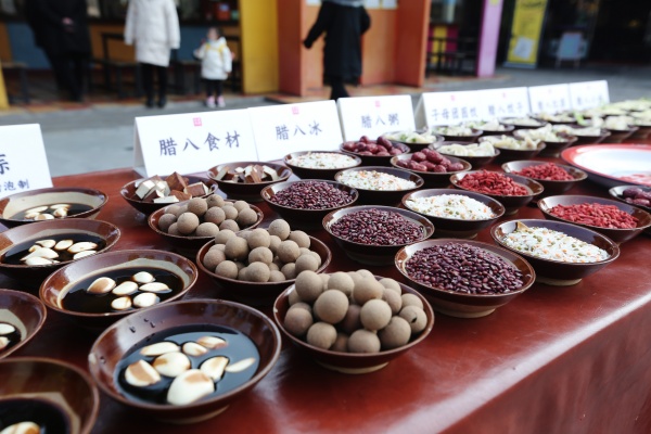 長桌宴上的臘八美食。邱振霖攝
