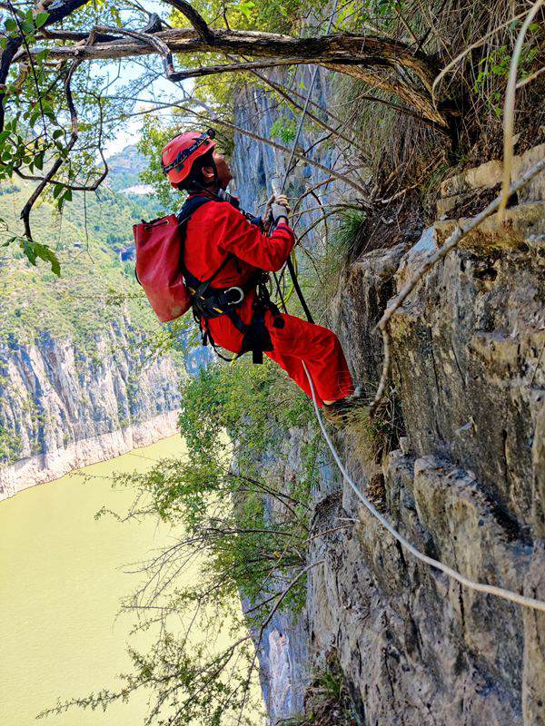 《高位危巖裂隙調(diào)查》。8月上旬，重慶地研院組織高空作業(yè)人員攀爬崖壁，調(diào)查瞿塘峽右岸危巖的裂隙，安裝地災(zāi)防治監(jiān)測(cè)設(shè)備。王琦攝