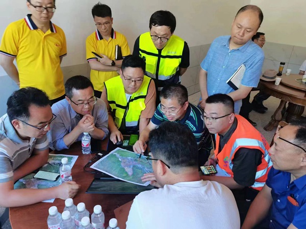 《專家組會(huì)商》。巫溪白鹿鎮(zhèn)中壩村，專家組會(huì)商滑坡?lián)岆U(xiǎn)工作。楊國(guó)川攝