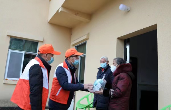 向60歲以上重點人群免費發(fā)放愛心“健康包”。陳仕川攝