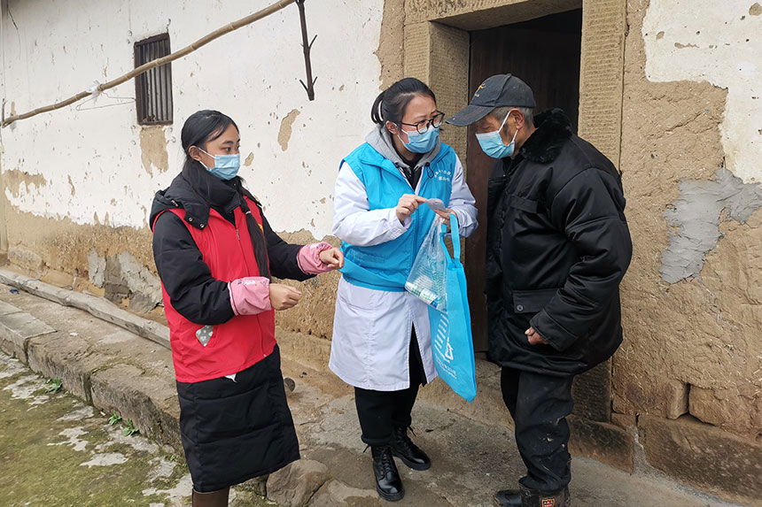 家庭醫(yī)生協(xié)同志愿者為群眾上門發(fā)放“健康包”并講解用藥注意事項(xiàng)。璧山區(qū)衛(wèi)生健康委供圖