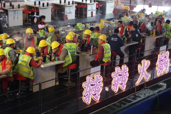 建設(shè)者們品嘗火鍋宴。楊孝永攝