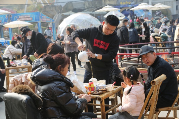 “圍爐煮茶”活動(dòng)現(xiàn)場(chǎng)。邱政霖?cái)z