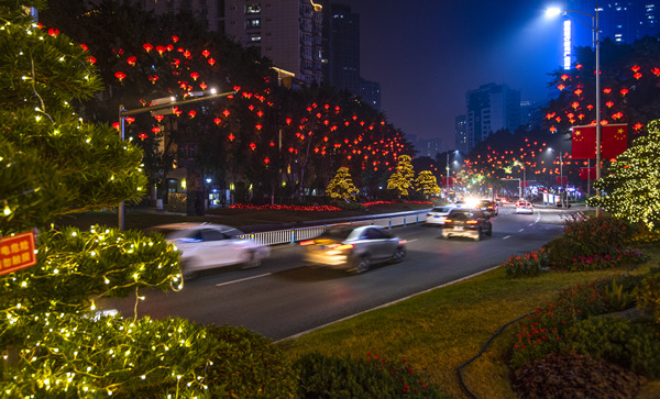 九龍坡迎春燈飾。鄭宇攝