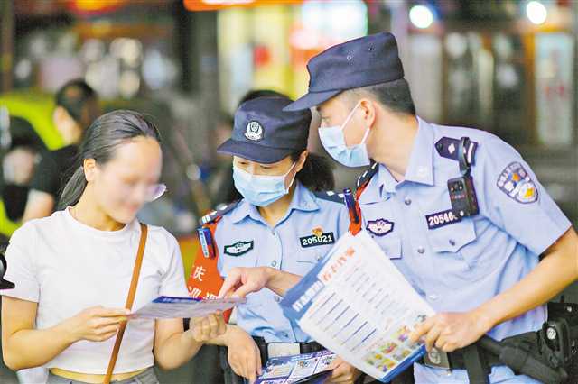 長(zhǎng)壽警方在長(zhǎng)壽古鎮(zhèn)景區(qū)對(duì)游客進(jìn)行反詐宣傳（攝于二〇二二年八月十二日）。（市公安局供圖）