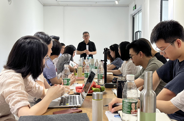 團(tuán)隊(duì)討論設(shè)計(jì)思路。重慶市輕工業(yè)學(xué)校供圖