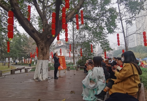 南湖社區(qū)黨委書記余建在現(xiàn)場宣講。李潔攝