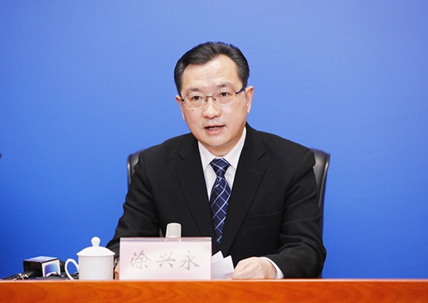 重慶市經(jīng)濟(jì)信息委黨組成員、副主任涂興永發(fā)言。華龍網(wǎng)供圖