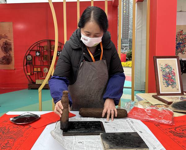 制作年畫送市民。梁平區(qū)委宣傳部供圖