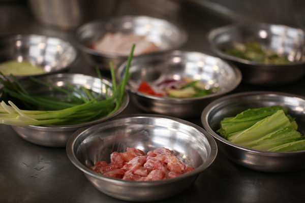 嚴洪運提前準備好的食材。李文航攝