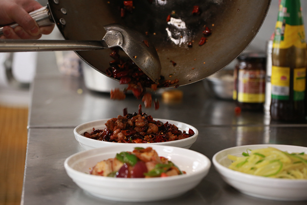 剛出鍋的菜色香味俱全。李文航攝