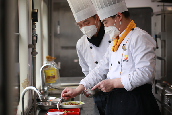 嚴鴻運和同事在討論食材的配比。李文航攝