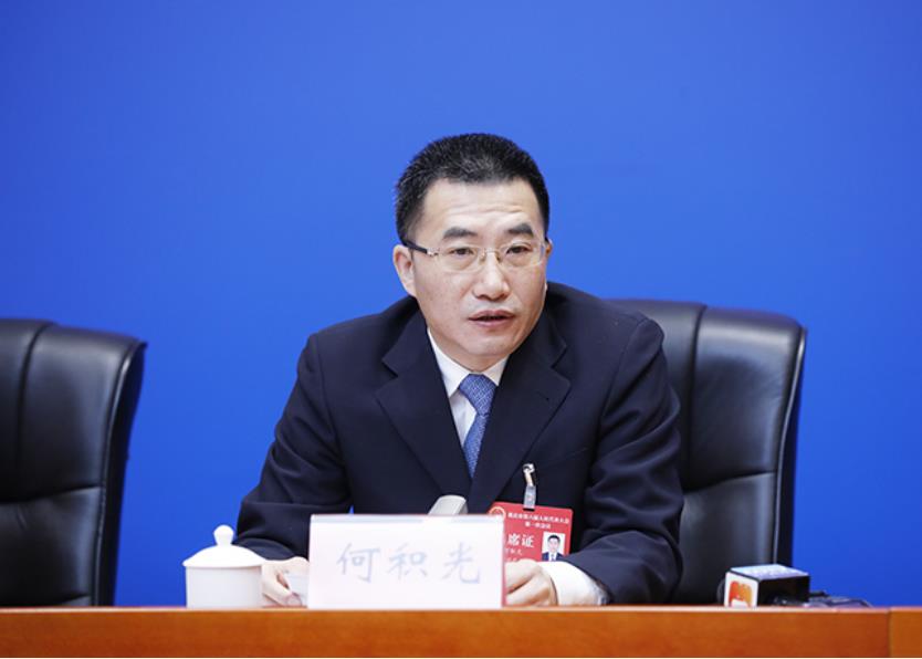 市人大代表、渝中區(qū)人大常委會(huì)主任何積光介紹有關(guān)情況。華龍網(wǎng)供圖