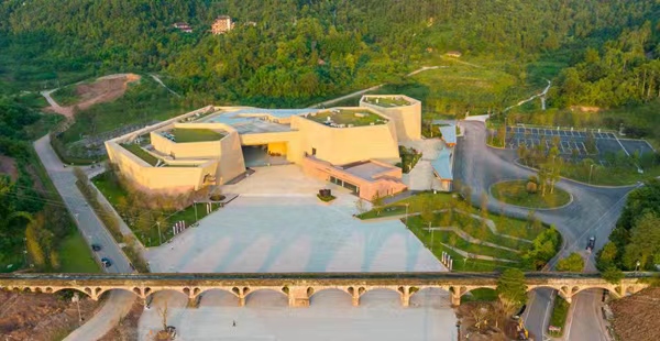 大足石刻新游客中心全景。瞿波攝