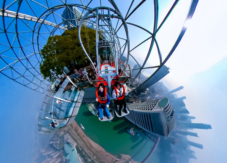市民在體驗“云中飛躍”項目。重慶來福士供圖