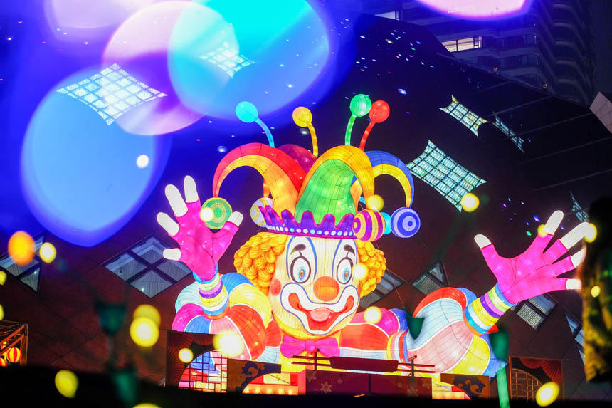 大型雜技主題燈飾點亮南濱路，給市民帶來歡樂的節(jié)日氛圍。郭旭攝