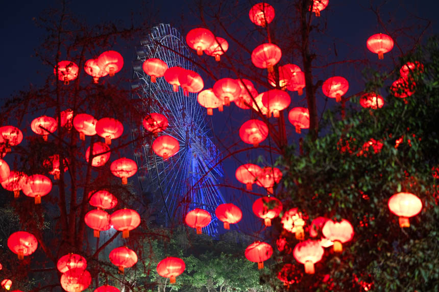 南濱路新春燈飾讓年味越來越濃。郭旭攝