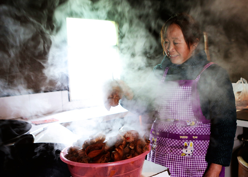 陳宗鳳在家鹵制食材。盧先慶攝