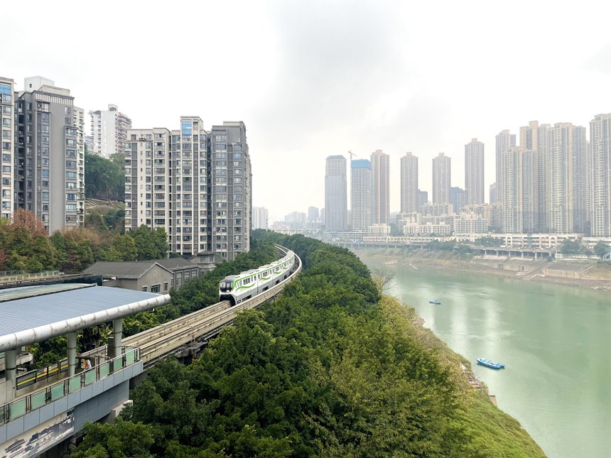 在軌道10號線曾家?guī)r站廳內，可以俯瞰2號線列車進站。鄒樂攝