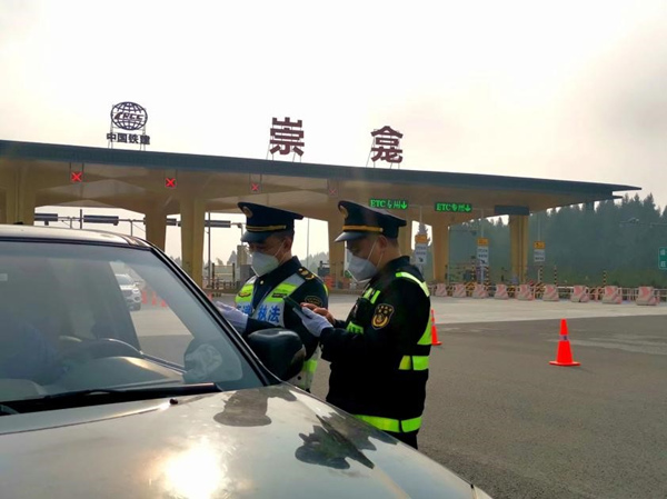 川渝兩地執(zhí)法人員在S7崇龕收費站開展執(zhí)法專項活動。劉虹伶攝