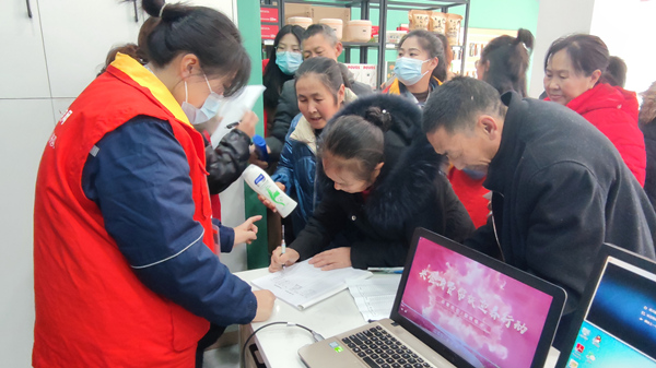 在黔江區(qū)太極鎮(zhèn)太極社區(qū)“電力愛心超市”，村民們通過積分兌換生活物品。國網(wǎng)重慶市電力公司供圖