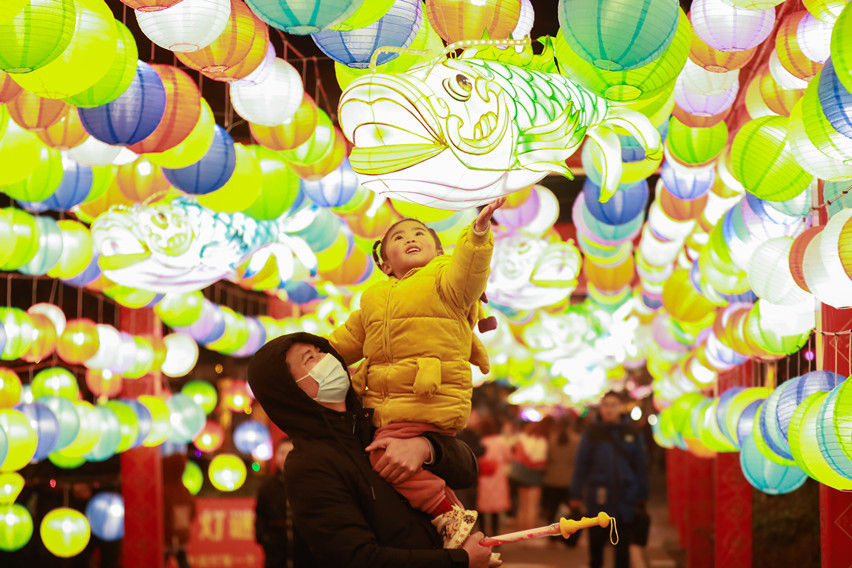 年俗活動現(xiàn)場，小朋友在觀看花燈。熊偉攝