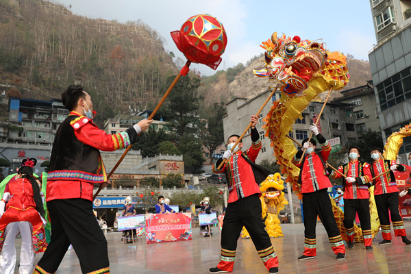 舞龍表演營造濃濃的節(jié)日氛圍。趙勇攝