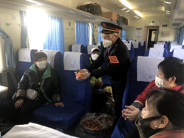 吳洪江在車內給老鄉(xiāng)們推薦水果。張章攝