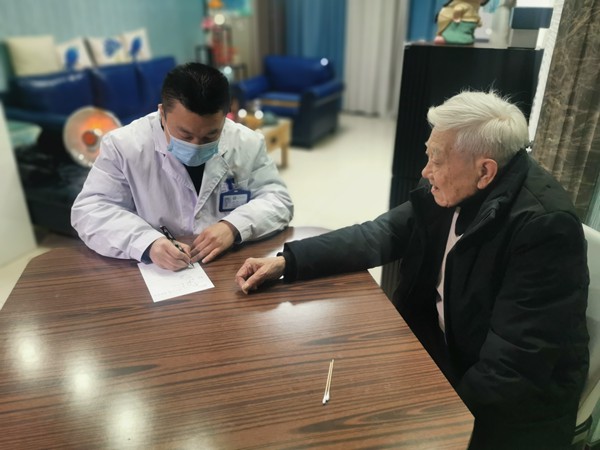 徐斌（左）正在了解龔爺爺用藥情況。姚於攝