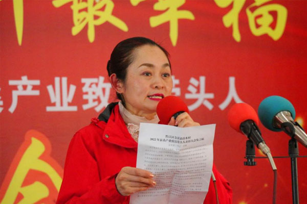 駐村第一書(shū)記曾霞介紹清水村2022年蠶桑產(chǎn)業(yè)基本情況。蔣永勁攝