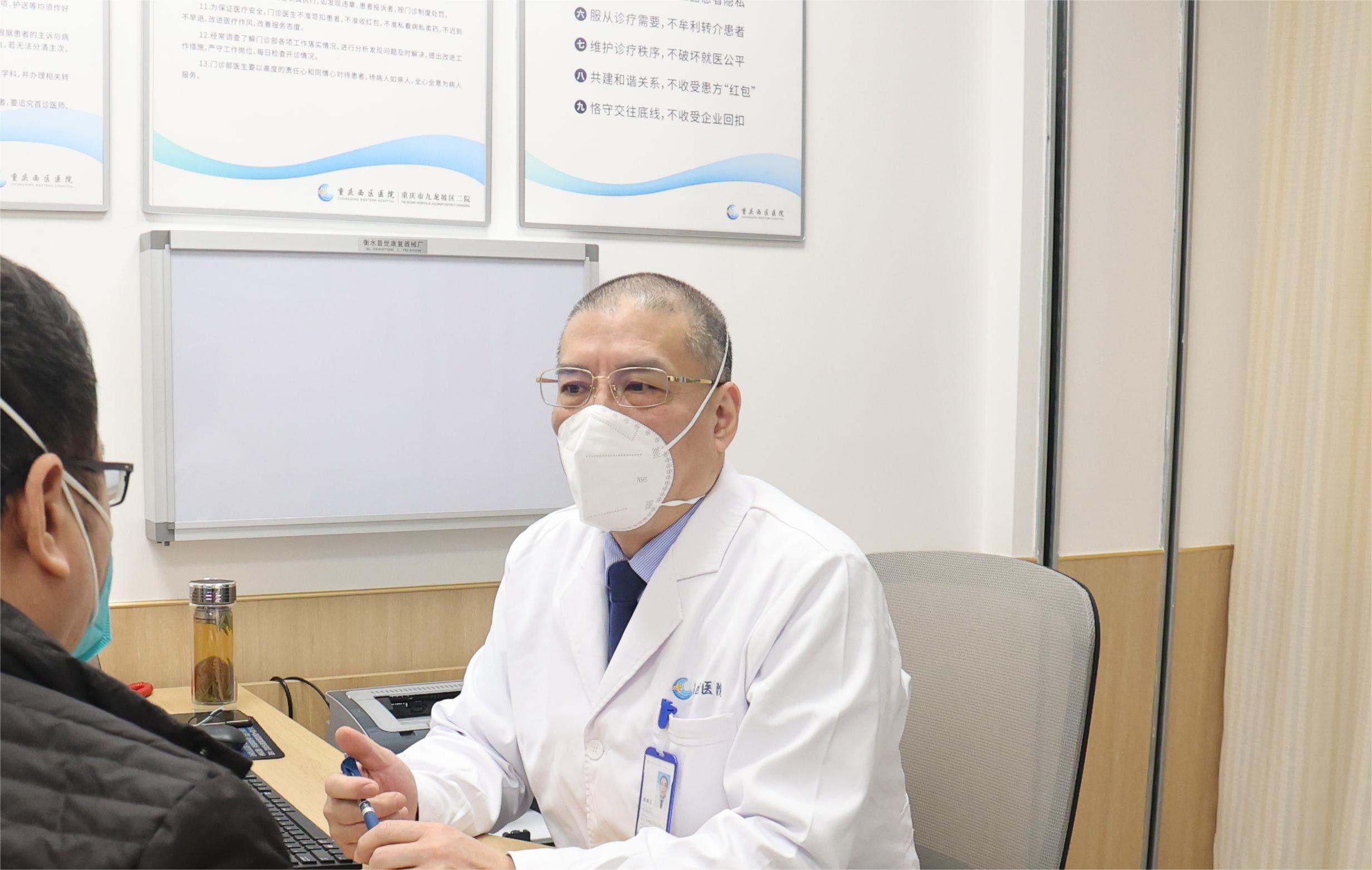 蔣曉江向患者了解病情。重慶西區(qū)醫(yī)院供圖