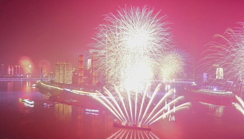 山城夜空在煙花的照耀下壯麗非凡。陳啟寧攝
