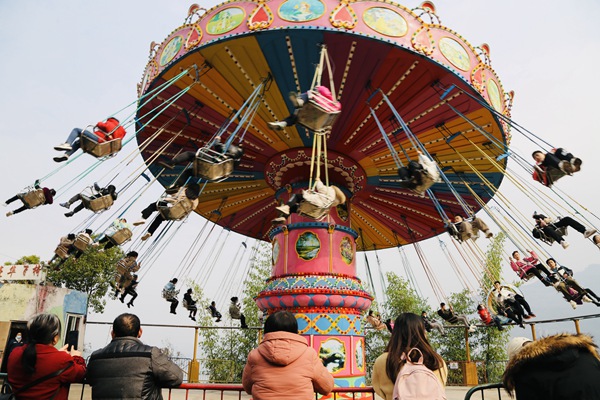 游客盡享節(jié)日歡愉。紅酒小鎮(zhèn)供圖