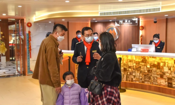 為游客進(jìn)行講解。重慶長航供圖