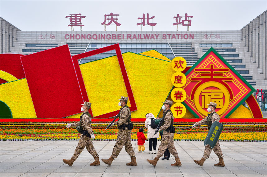 武警重慶總隊執(zhí)勤第二支隊官兵在重慶北站巡邏執(zhí)勤，守護人民群眾平安過節(jié)。唐志勇攝
