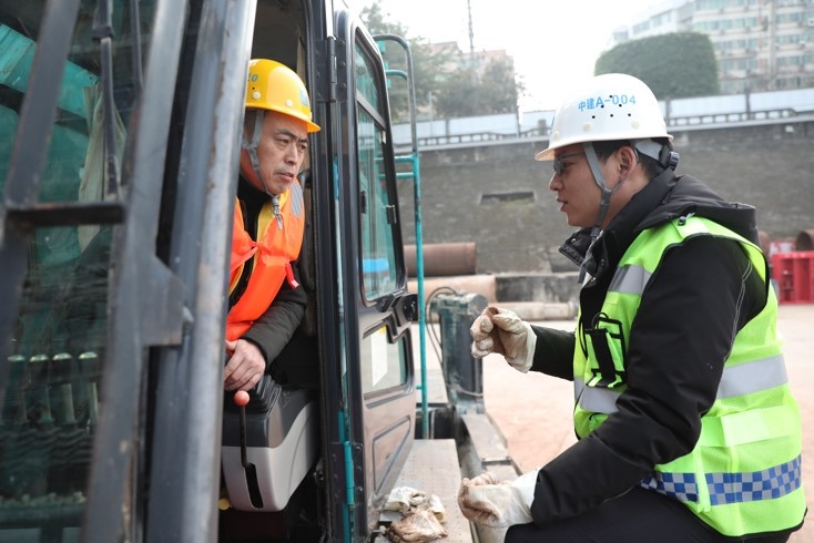 鄒小磊叮囑工人按照要求施工。項(xiàng)目部供圖