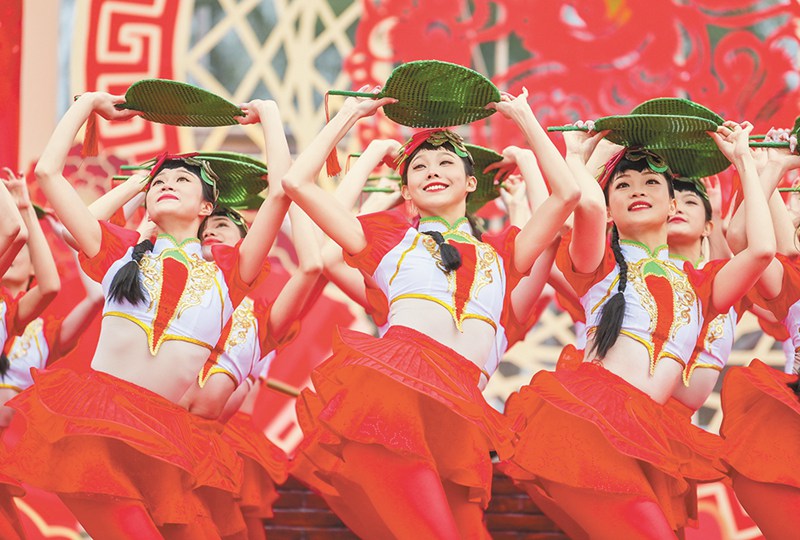 在2023重慶市鄉(xiāng)村村晚大聯(lián)歡活動(dòng)暨江津區(qū)永興鎮(zhèn)黃莊村村晚活動(dòng)上，演員們正在表演精彩的歌舞節(jié)目。首席記者 龍帆 攝/視覺(jué)重慶