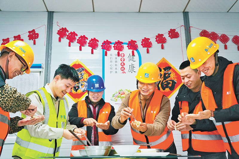 江北區(qū)人民醫(yī)院兩江分院項(xiàng)目部向農(nóng)民工發(fā)放慰問(wèn)品，舉行包餃子等活動(dòng)。見(jiàn)習(xí)記者劉旖旎 攝/視覺(jué)重慶