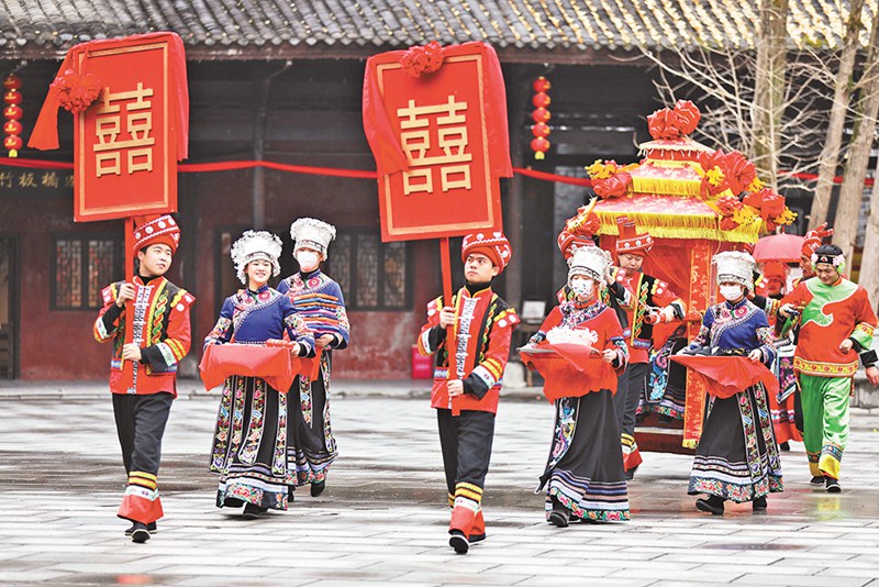 彭水蚩尤九黎城，身著節(jié)日盛裝的苗家阿哥阿妹邀請(qǐng)游客對(duì)山歌、跳竹竿舞、體驗(yàn)苗家婚俗。特約攝影 趙勇/視覺(jué)重慶