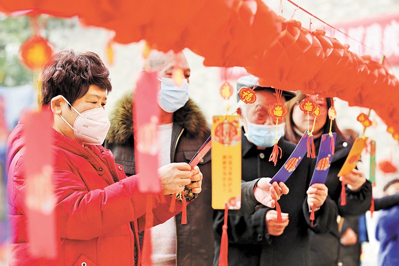 萬(wàn)盛經(jīng)開(kāi)區(qū)東林街道鐵路村社區(qū)，居民們參與猜燈謎、套圈等趣味項(xiàng)目，歡度新春佳節(jié)。通訊員 王瀘州 攝/視覺(jué)重慶