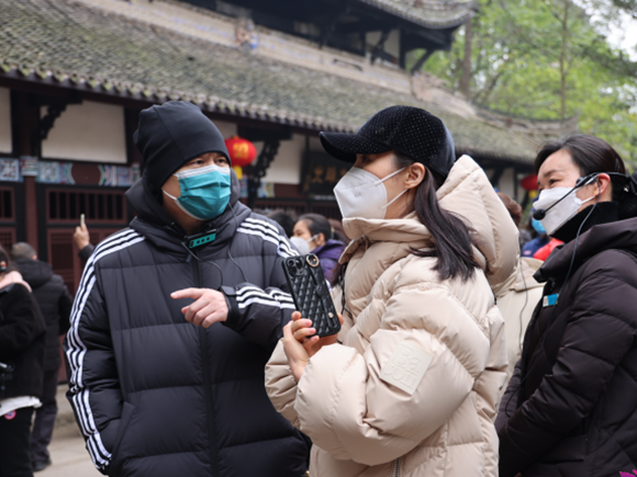 陳建斌、蔣勤勤在大足石刻景區(qū)。大足區(qū)委宣傳部供圖 華龍網(wǎng)發(fā)